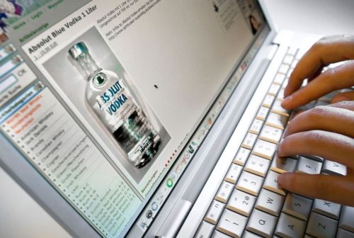 Изображение процесса покупки алкоголя на наутбуке, Прождажа алкоголя в розницу через интернет будет лицензироваться 