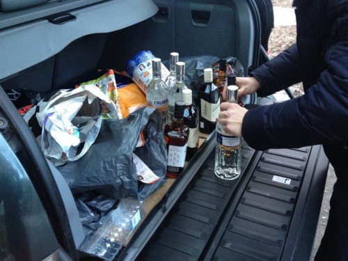 Изображение алкоголя в багажнике авто