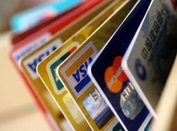 Изображение кредитных карт в держателе, как узнать счета должника