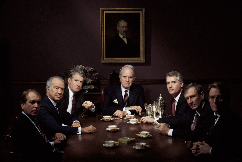 Изображение нескольких генеральных директоров за круглым столом
