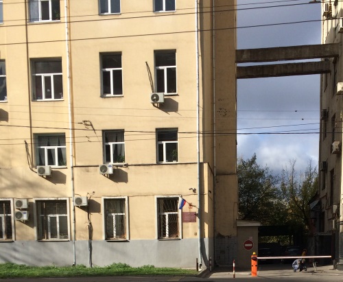 Изображение здания Савеловского районного суда и стоящего рядом адвоката Савеловского района