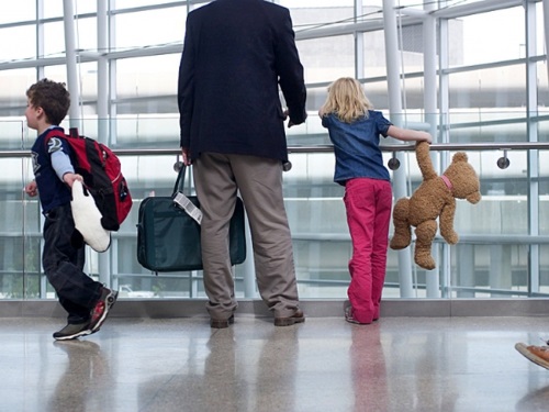 Изображение ребенка с отцом в аэровокзале