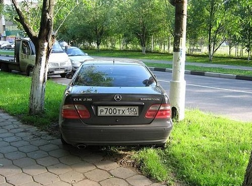 Изображение автомобиля на газоне