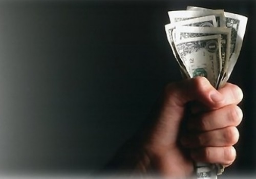 Изображение денежных средств зажатых в руке