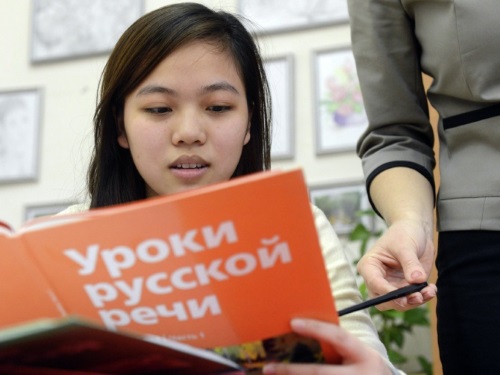 Изображение иностранца с книгой русской речи