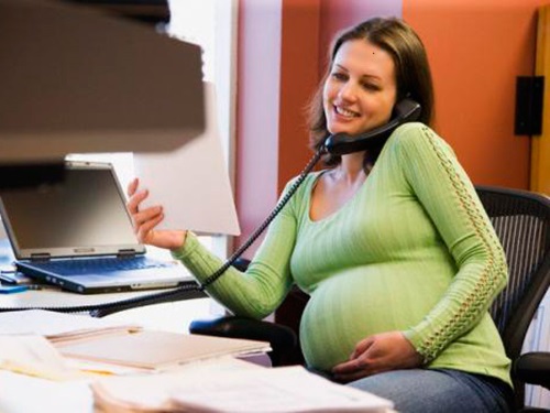 Изображение беременной женщины работающей по срочному трудовому договору