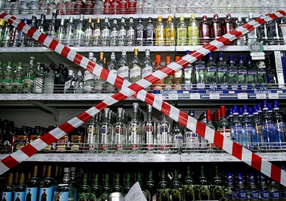 Изображение опечатанного алкоголя на полке в магазине
