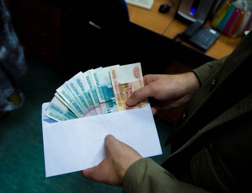 Изображение пристава с конвертом с деньгами