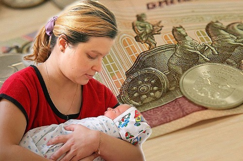 Изображение матери с ребенком на фоне денег