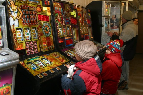 Изображение детей играющих в игровые автоматы