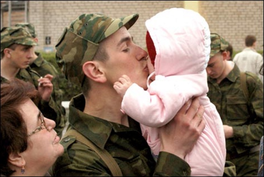Изображение солдата срочной службы с ребенком