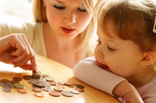 Изображение мелких монет и ребенка