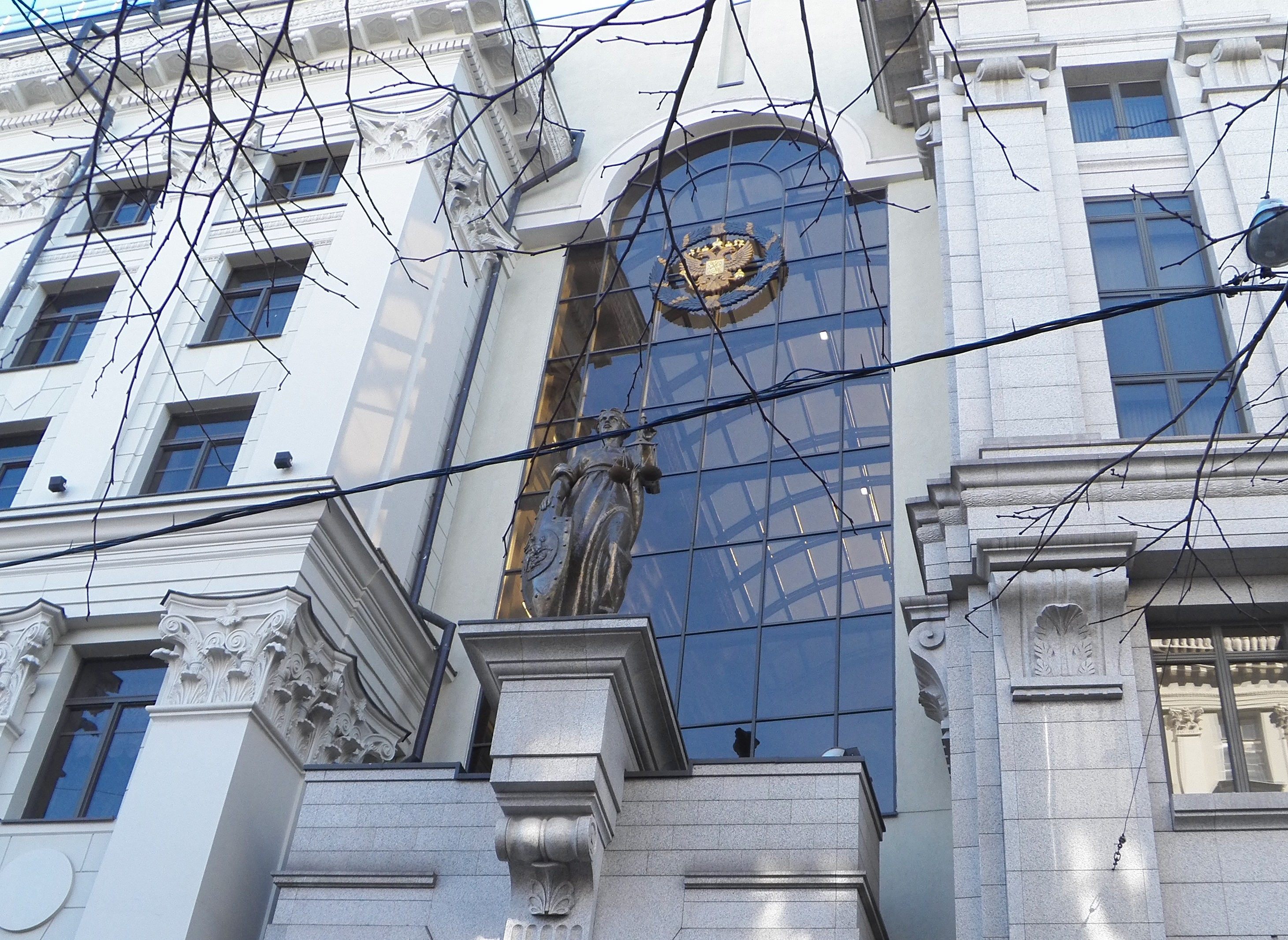 Изображено здание Верховного суда РФ