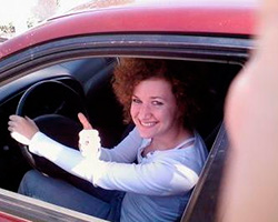 Изображение автомобиля с женщиной
